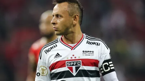 Foto: (Pedro H. Tesch/AGIF) – Rafinha pode perder um de seus companheiros de posição no São Paulo
