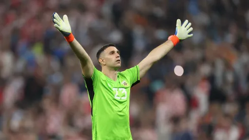 Foto: (Lars Baron/Getty Images) – Emiliano Martínez é uma das esperanças da Argentina para a final da Copa do Mundo, tanto dentro, quanto fora de campo
