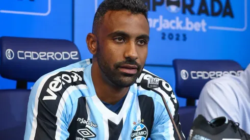 Foto: (Lucas Uebel/Grêmio FBPA) – Everton Galdino durante coletiva do Grêmio nesta segunda (19)
