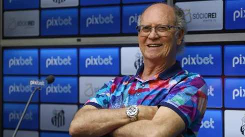 Foto: (Fernanda Luz/AGIF) – Paulo Roberto Falcão revelou a estratégia do Santos no mercado
