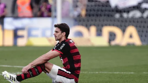 Foto: (Ettore Chiereguini/AGIF) – Rodrigo Caio não entra em campo pelo Flamengo desde julho
