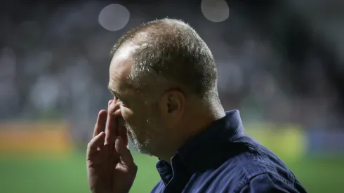 Foto: (Thomás Santos/AGIF) - Mano Menezes, ex-técnico do Cruzeiro, em partida contra o Atlético, válida pelas quartas de final da Copa do Brasil 2019