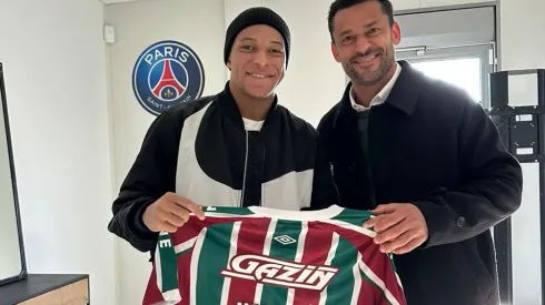 Foto: (Twitter Oficial Fluminense/Divulgação) - Mbappé ganhou uma camisa do Fluminense das mãos de Fred nesta terça (27)