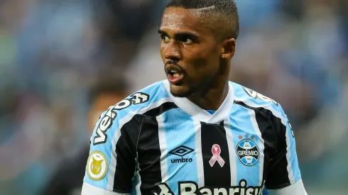 Foto: (Pedro H. Tesch/AGIF) – Douglas Costa pode voltar ao Grêmio em 2023
