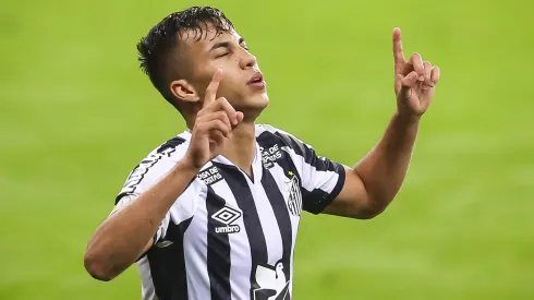 RS – Porto Alegre – 13/08/2020 – BRASILEIRO A 2020, INTERNACIONAL X SANTOS – Kaio Jorge jogador do Santos comemora seu gol durante partida contra o Internacional no estadio Beira-Rio pelo campeonato Brasileiro A 2020. Foto: Pedro H. Tesch/AGIF
