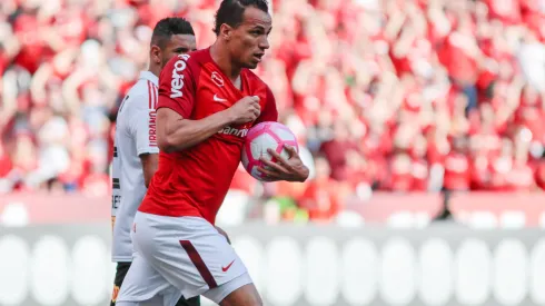Porto Alegre - 14/10/2018 - Brasileiro A 2018, Internacional x Sao Paulo - Leandro Damiao do Internacional comemora seu gol durante partida contra o Sao Paulo no estadio Beira-Rio pelo campeonato Brasileiro A 2018. Foto: Jeferson Guareze/AGIF