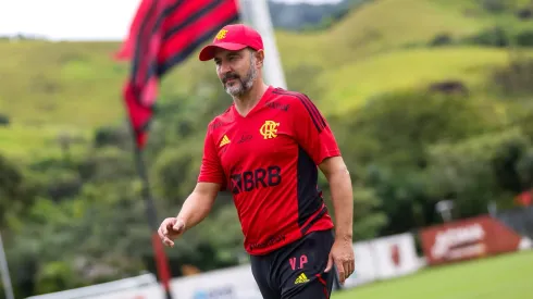 Foto: (Gilvan de Souza/CRF) - Vítor Pereira realizou uma atividade de integração com o elenco do Flamengo nesta sexta (6)