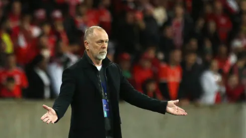 PORTO ALEGRE, BRAZIL – AUGUST 11: Mano Menezes head coach of Internacional reacts during a Copa CONMEBOL Sudamericana 2022 quarter final second leg match between Internacional and Melgar at Beira-Rio Stadium on August 11, 2022 in Porto Alegre, Brazil. (Photo by Fernando Alves/Getty Images)
