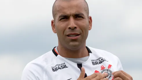 Foto: (Daniel Vorley/AGIF) – Emerson Sheik, ex-atacante do Corinthians, viralizou nas redes sociais devido a uma disputa de memes
