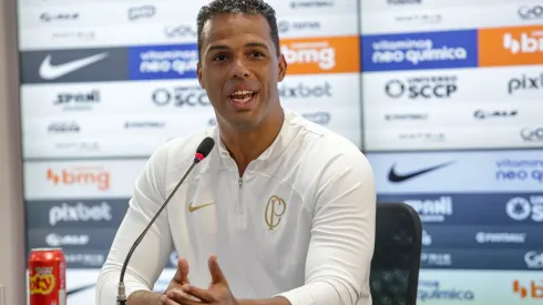 Foto: (Rodrigo Coca/Ag. Corinthians) - Fernando Lázaro já pensa na escalação do Corinthians para a estreia no Campeonato Paulista