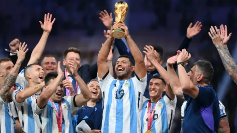 Foto: (Dan Mullan/Getty Images) – Sergio Aguero comemorou o título da Copa do Mundo com a Argentina em grande estilo
