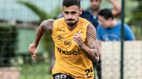 Foto: (Ivan Storti/Santos FC) - Camacho deve começar 2023 na reserva do Santos
