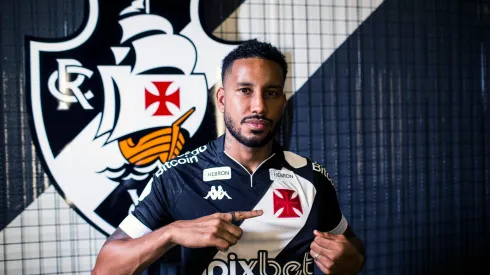 Foto: (Daniel Ramalho/Vasco Da Gama) – A Pixbet agora estampa o espaço reservado para o patrocinador master na camisa do Vasco
