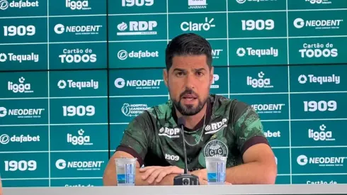 Thiago Ribeiro/RPC- António Oliveira, técnico do Coritiba