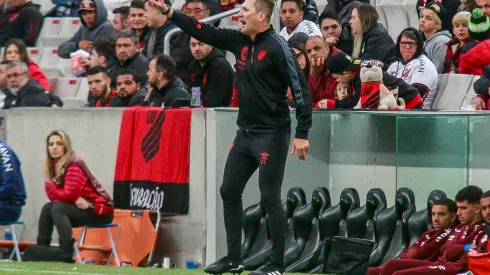 Foto: Gabriel Machado/AGIF – Paulo Turra comenta estreia no Campeonato Paranaense
