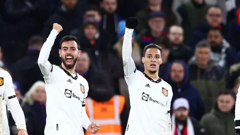 Foto: (Clive Rose/Getty Images) - Antony e Bruno Fernandes se desentenderam nesta quarta (18) em jogo do Manchester United