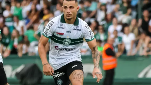 Foto: (Robson Mafra/AGIF) - Bruno Gomes voltou a sentir dores no cotovelo nesta sexta (20) no Coritiba