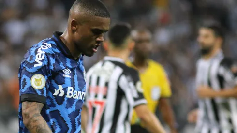 Fernando Moreno/AGIF- Douglas Costa, em sua passagem pelo Grêmio
