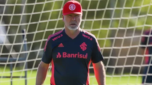 É o único time da Série A que ainda...; Internacional tem começo de temporada decepcionante e estatística choca Mano Menezes