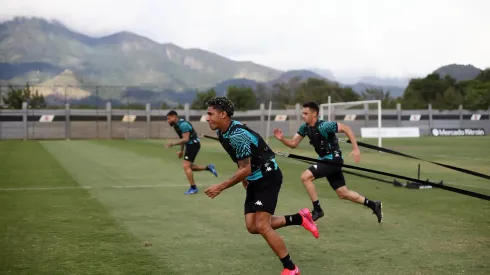 Foto: Daniel RAMALHO/CRVG – Paulo Victor ganha espaço no Vasco para a temporada de 2023
