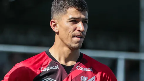 Foto: (Robson Mafra/AGIF) - Vitor Bueno está em alta com Paulo Turra no Athletico