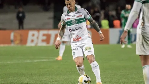 Foto: Robson Mafra/AGIF - Volante ainda tem situação indefinida.