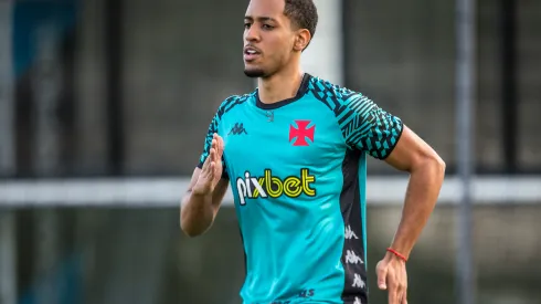 Foto: Daniel RAMALHO/CRVG - Miranda dá volta por cima com a camisa do Vasco