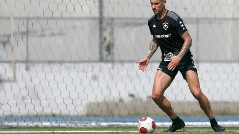 Foto: Vitor Silva/Botafogo. – Philipe Sampaio causou muita preocupação com desmaio no confronto contra o Vasco
