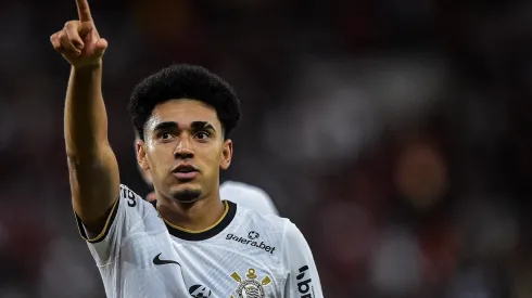 Foto: Thiago Ribeiro/AGIF - Corinthians de olho em meio-campista para repor saída de Du Queiróz