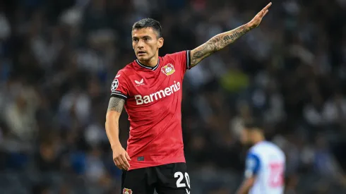Octavio Passos/Getty Images- Charles Aránguiz, volante do Bayer Leverkusen
