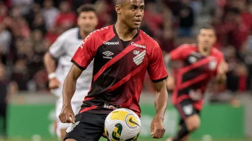 Foto: (Robson Mafra/AGIF) – Erick pode reforçar o Athletico-PR no mata-mata do Campeonato Paranaense
