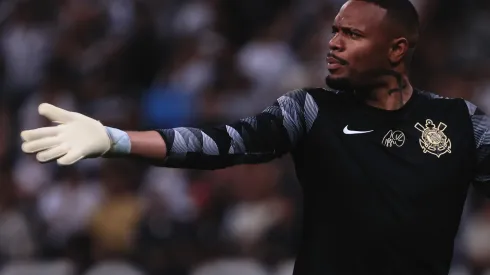 Foto: Ettore Chiereguini/AGIF – Carlos Miguel, goleiro do Corinthians durante partida contra o Athletico-PR
