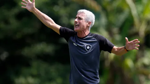 Foto: Vitor Silva/Botafogo - Luis Castro abre o jogo sobre eliminação precoce no Carioca.