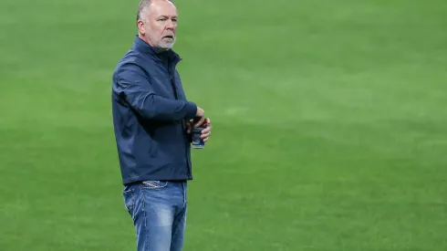 SAO PAULO, BRAZIL – SEPTEMBER 16: Mano Menezes, head coach of Bahia looks on during the match against Corinthians as part of Brasileirao Series A 2020 at Neo Quimica Arena on September 16, 2020 in Sao Paulo, Brazil. The match is played behind closed doors and with precautionary measures against the spread of coronavirus (COVID-19). (Photo by Alexandre Schneider/Getty Images)
