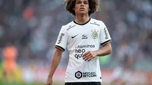 Foto: Jorge Rodrigues/AGIF - Guilherme Biro é chamado e retorna para base.