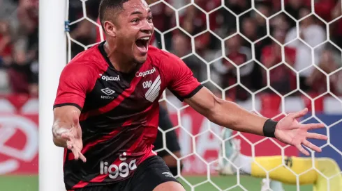 Foto: Robson Mafra/AGIF - Vitor Roque marcou dois gols na goleada do Athletico-PR