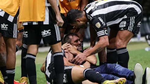 Paulinho comemora seu segundo gol na partida junto ao treinador Coudet (Foto: Gilson Junio/AGIF)
