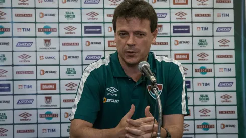  FOTO DE MARCELO GONÇALVES / FLUMINENSE FC – Fernando Diniz manda a real sobre situação de John Kennedy.
