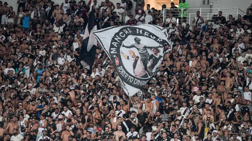 Foto: Thiago Ribeiro/AGIF – Torcida do Vasco em jogo contra o Flamengo
