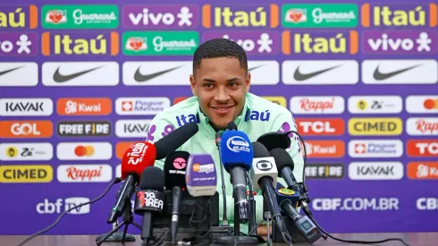 Foto: Rafael Ribeiro/CBF – Vítor Roque, atacante da Seleção Brasileira e do Athletico-PR
