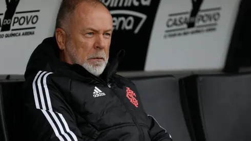 SAO PAULO, BRAZIL - SEPTEMBER 04: Mano Menezes head coach of Internacional looks on during the match between Corinthians and Internacional as part of Brasileirao Series A 2022 at Neo Quimica Arena on September 04, 2022 in Sao Paulo, Brazil. (Photo by Ricardo Moreira/Getty Images)