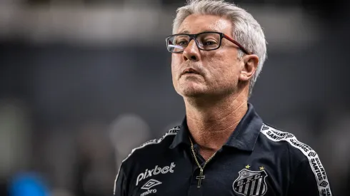 Foto: Raul Baretta / Santos FC – Odair Hellmann observa menino da base santista.
