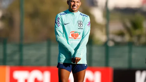 Foto: Rafael Ribeiro/CBF – Rony faz golaço em treino da Seleção Brasileira
