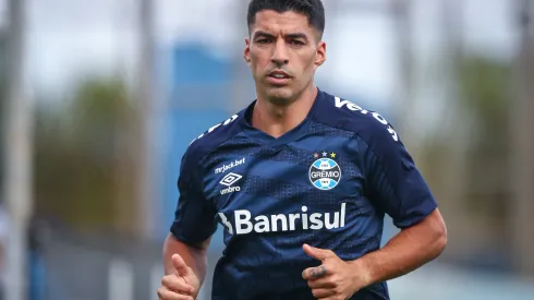 FOTO: LUCAS UEBEL/GREMIO FBPA – Luis Suarez saí em defesa de companheiro.
