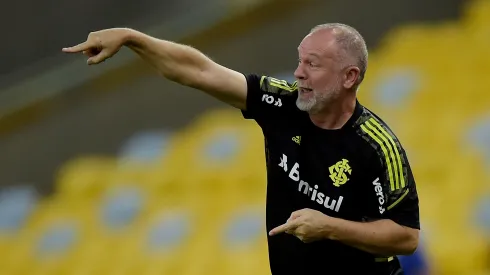 RIO DE JANEIRO, BRAZIL - APRIL 23: Mano Menezes, Head Coach of Internacional reacts during the match between Fluminense and Internacional as part of Brasileirao Series A 2022 at Maracana Stadium on April 23, 2022 in Rio de Janeiro, Brazil. (Photo by Alexandre Loureiro/Getty Images)