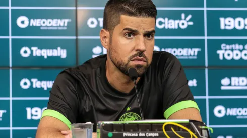  Foto: Robson Mafra/AGIF – António Oliveira, técnico do Coritiba
