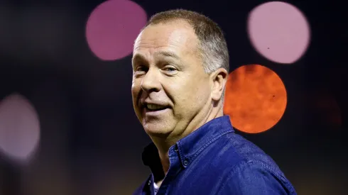 VOLTA REDONDA, BRAZIL - AUGUST 03: Head coach Mano Menezes of Cruzeiro looks on during a match between Vasco da Gama and Cruzeiro as part of Brasileirao Series A 2017 at Raulino de Oliveira Stadium on August 3, 2017 in Volta Redonda, Brazil. (Photo by Buda Mendes/Getty Images)