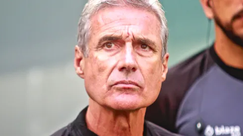 PR - Curitiba - 13/11/2022 - BRASILEIRO A 2022, ATHLETICO PR X BOTAFOGO - Luis Castro tecnico do Botafogo durante partida contra o Athletico-PR no estadio Arena da Baixada pelo campeonato Brasileiro A 2022. Foto: Gabriel Machado/AGIF