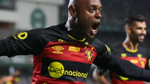 PR - CURITIBA - 12/04/2023 - COPA DO BRASIL 2023, CORITIBA X SPORT - Vagner Love jogador do Sport comemora seu gol durante partida contra o Coritiba no estadio Couto Pereira pelo campeonato Copa do Brasil 2023. Foto: Robson Mafra/AGIF