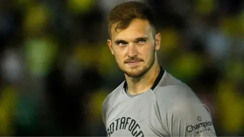 Torcida do Botafogo exalta Perri +1 em vitória no Brasileirão, mas exige saída